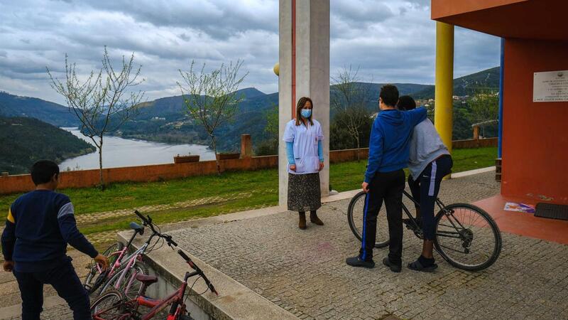 Jovens convivem no jardim de uma casa de acolhimento em Castelo de Paiva.